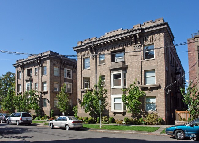 Building Photo - Hampton Court