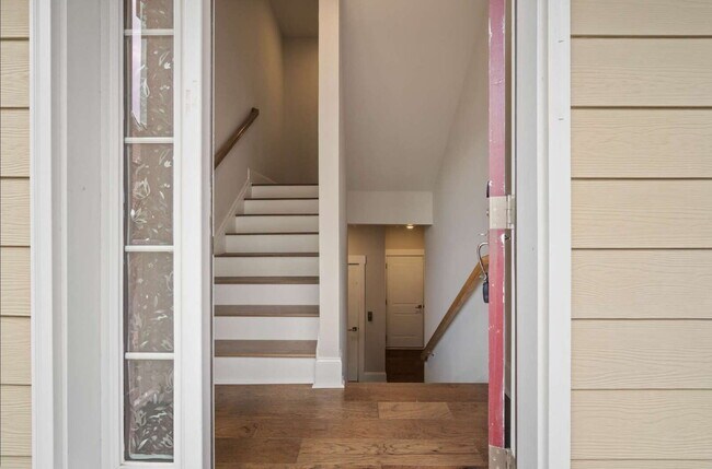 Building Photo - Luxury Townhome with Elevator and Rooftop Terrace