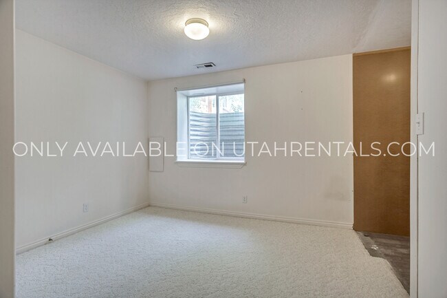 Building Photo - 1437 E Murdock Dr