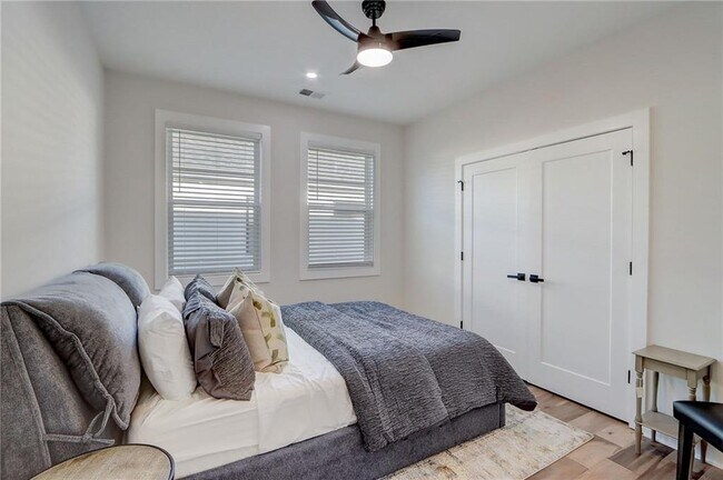 Building Photo - 2014 Cambridge Ave