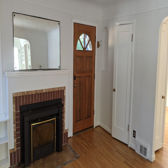 Building Photo - 1036 NE 102nd St