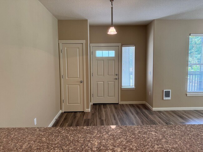 Building Photo - Beautiful 1br Condo in Sherwood. End unit ...