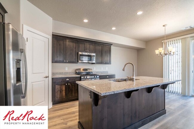 Building Photo - Spacious Townhome in Hurricane Heights