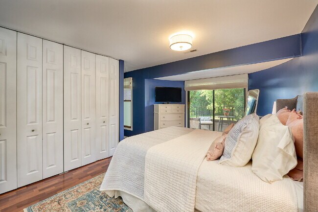 Building Photo - "Charming 3-Bed Townhouse with Scenic View...