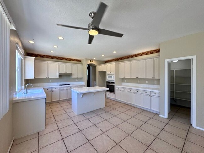 Building Photo - Murrieta Home with 6 Bedrooms plus a Bonus...