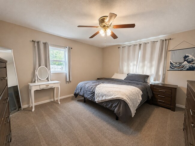 Building Photo - Spacious Orange Park Home with a Large Yard