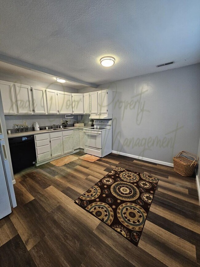 Building Photo - 119 NE State Hwy E