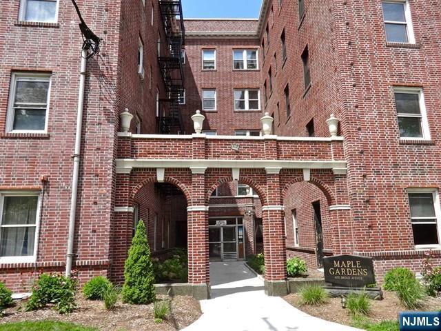 Building Photo - 855 Broad B2