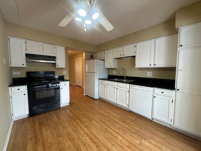 Building Photo - 1504 W Jefferson Ave