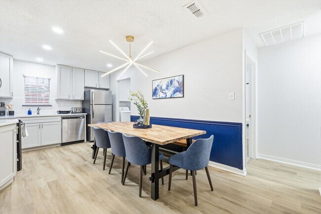 Building Photo - 2 St Charles Pl