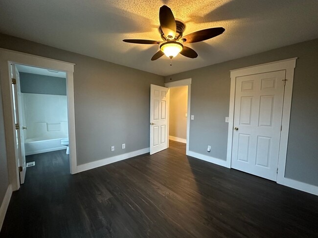 Building Photo - 4 Bedroom/3 Bathroom House in Piney Flats, TN