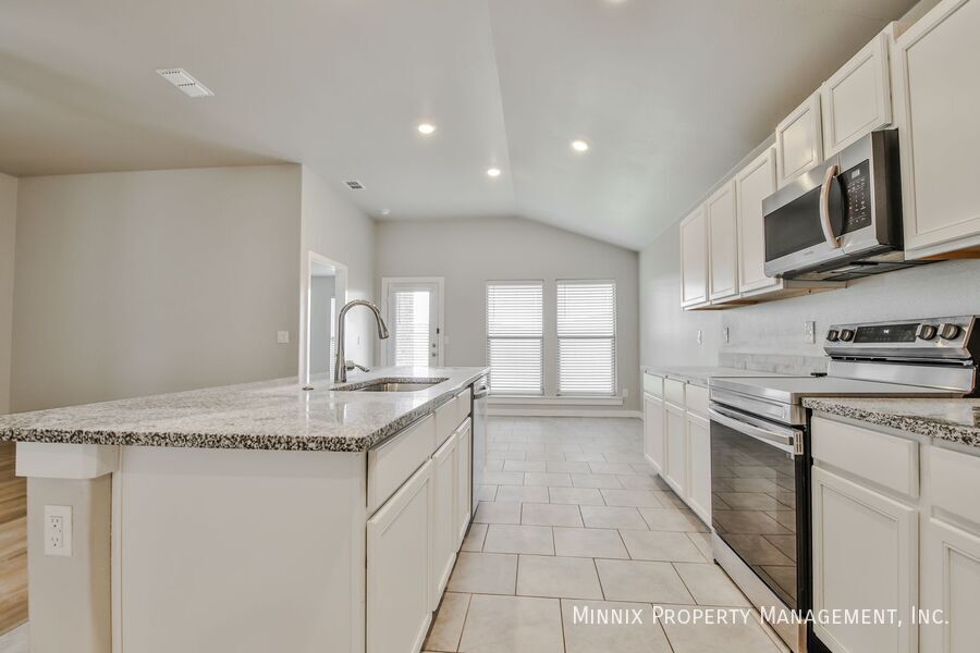 Building Photo - 13407 Ave. R-1(FS)
