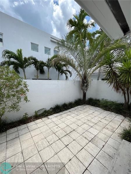 Building Photo - 2356 SW 16th Ave