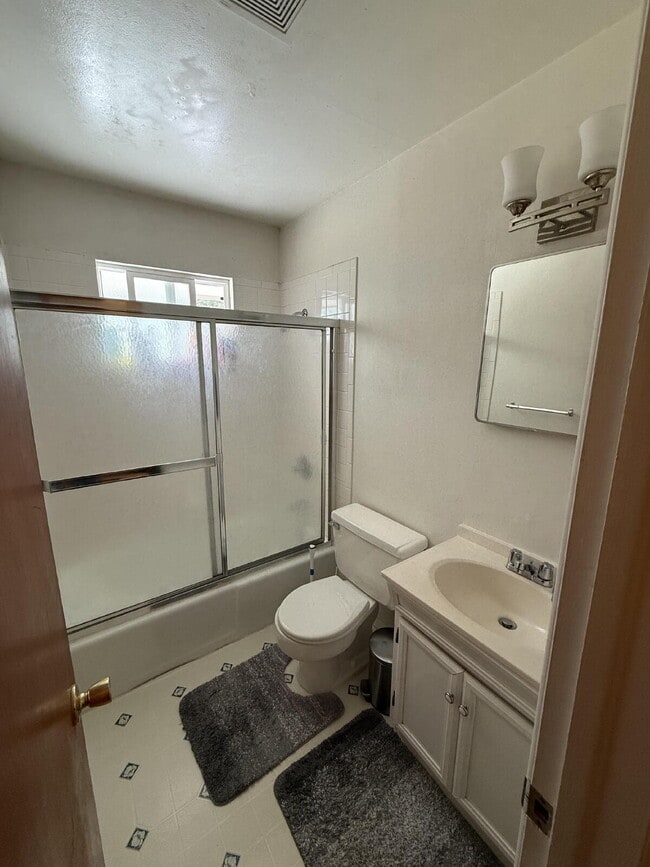 Building Photo - Cute 3 Bed with large fenced yard and garage! Great location in Boulder!