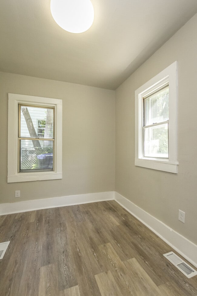 Building Photo - 2 Bedroom 1 Bath Fully Remodeled