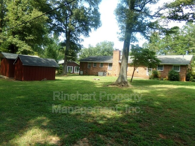 Building Photo - 699 University Dr
