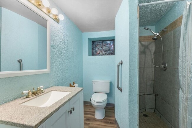 Building Photo - Updated North Downtown 2/bd 1/ba