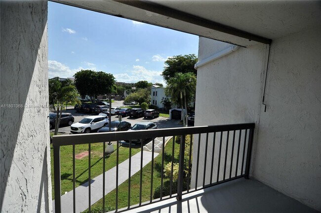 Building Photo - 9427 Fontainebleau Blvd