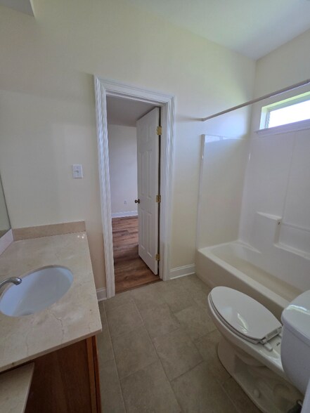 Building Photo - 118 Lakeview Dr