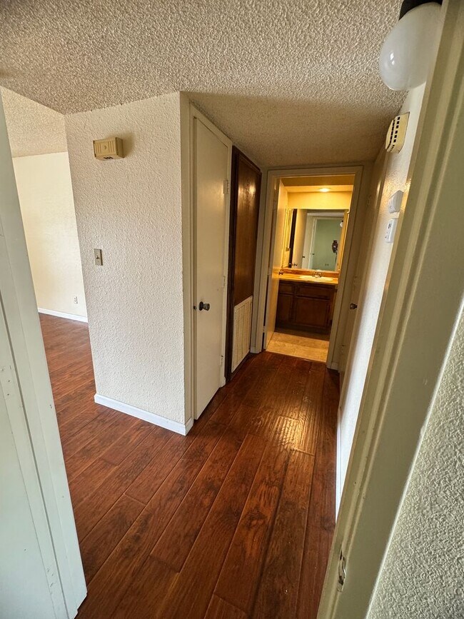 Building Photo - 1 Bed/1 Bath in Gated Community Condo