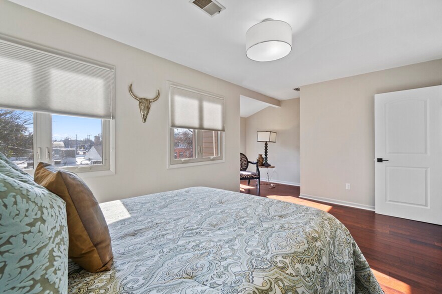 Building Photo - 793 53rd St