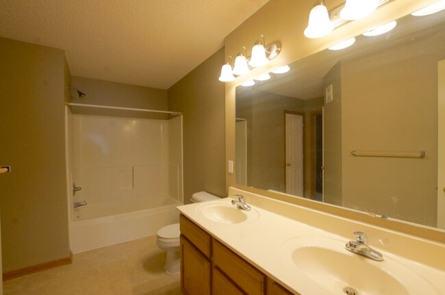 Building Photo - 805 Horizon Dr SE