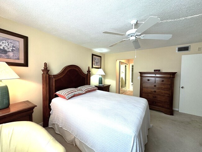 Building Photo - STUNNING SEASONAL 2/2 CORNER CONDO WITH OV...