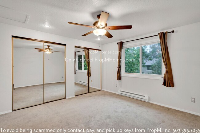 Building Photo - Charming Two Bedroom Condo with Close Access to I-5!