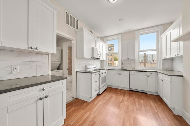 Building Photo - 704 Bergen Ave