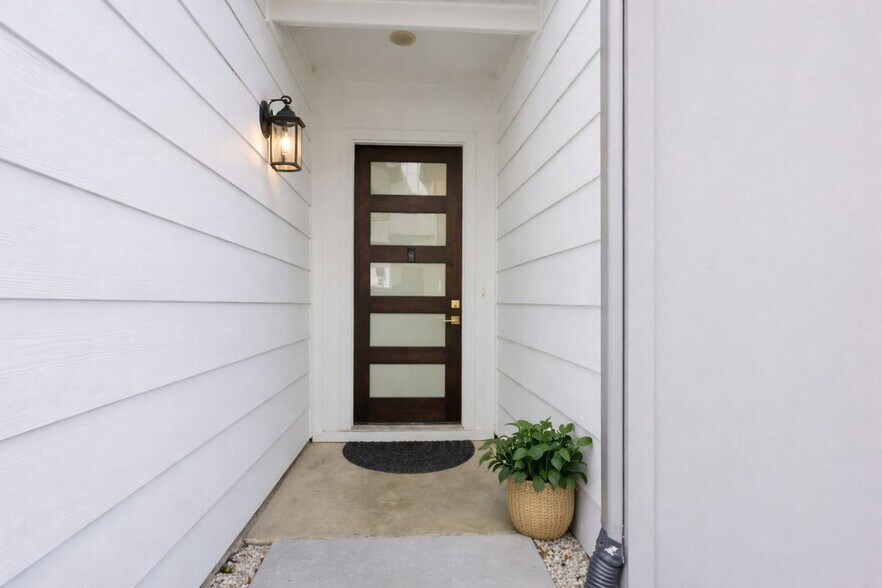 Building Photo - 6559 Sealey St