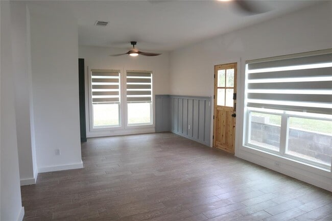 Building Photo - 10201 Longhorn Skyway
