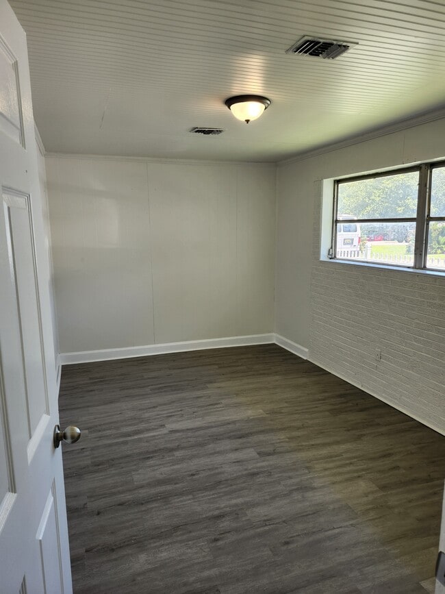 Building Photo - 2142 Tullis Dr