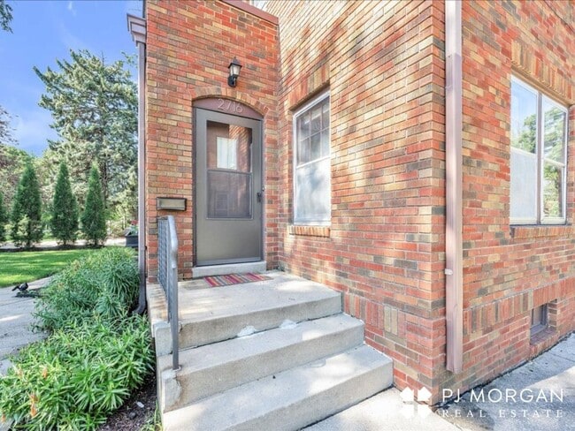 Building Photo - 2 bedroom duplex for rent in Midtown!