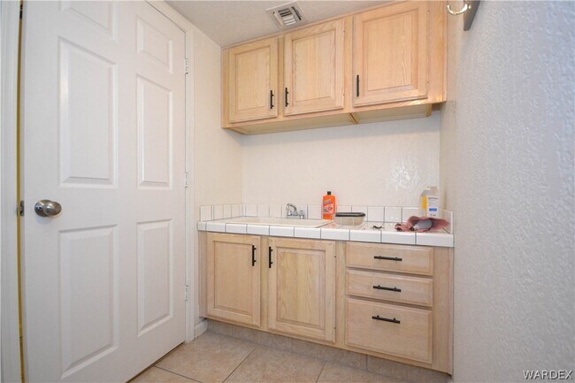 Building Photo - 2911 Country Club Dr
