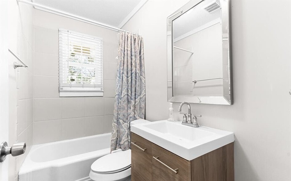 Building Photo - 2164 Monroe Ave