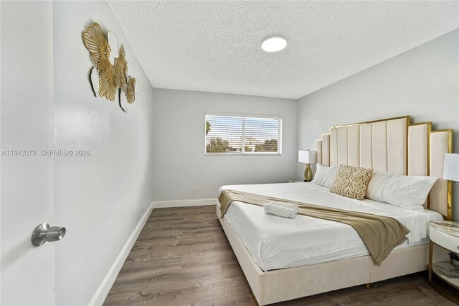 Building Photo - 1051 NE 163rd St