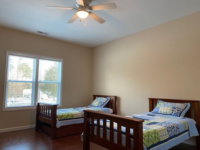 Building Photo - One Level Lake Gaston Home - Hubquarter Cr...