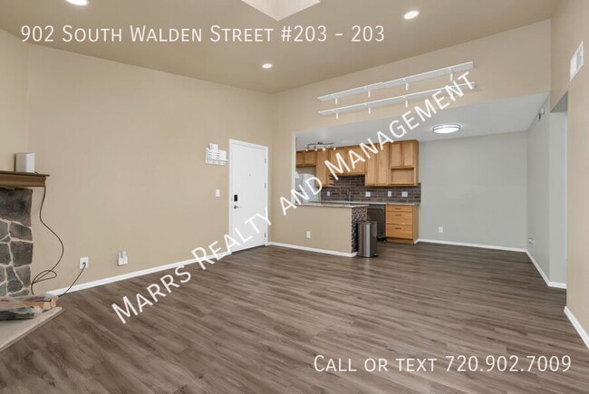 Building Photo - 902 S Walden St