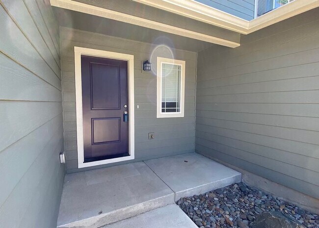 Building Photo - Available now! 3 bedroom ~ 2.5 Bathroom st...