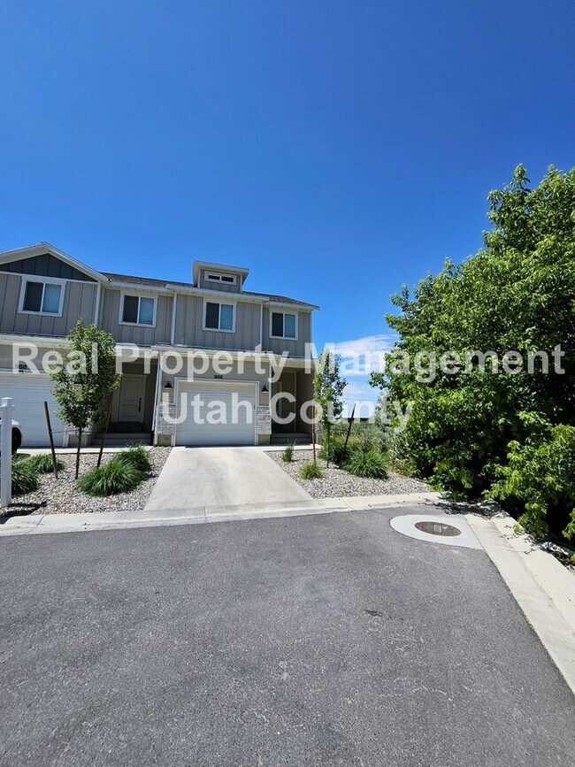 Building Photo - Provo Town home