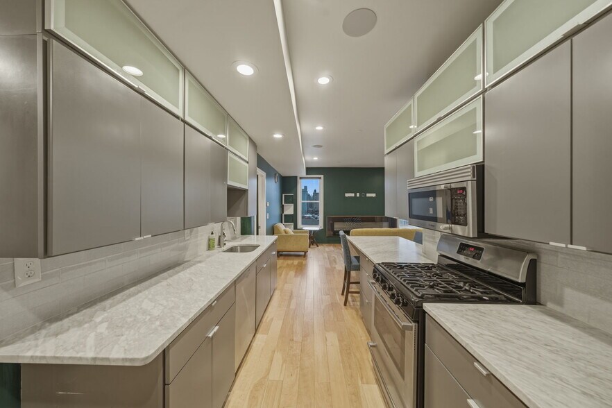 Building Photo - 186 Paris St