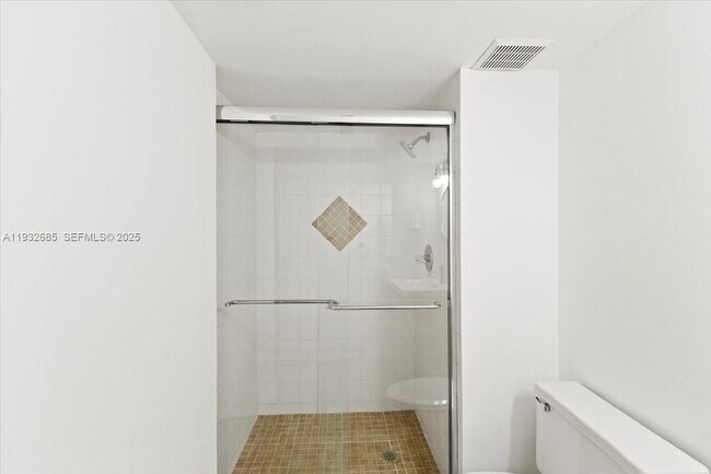 Building Photo - 302 Lakeview Dr