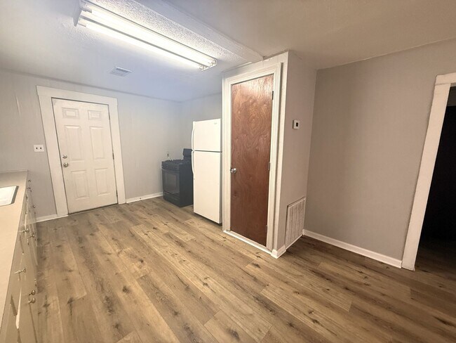 Building Photo - Cozy 2-Bed, 1-Bath Home with a large backyard!!