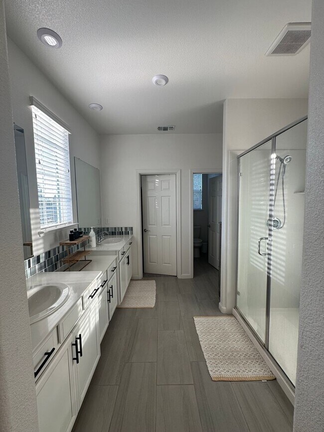 Building Photo - Modern Elegance in Roseville: Spacious 4 Bed, 3 Bath Home in Top School District!