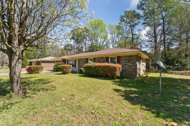 Building Photo - AVAILABLE NOW! (Pet Friendly)