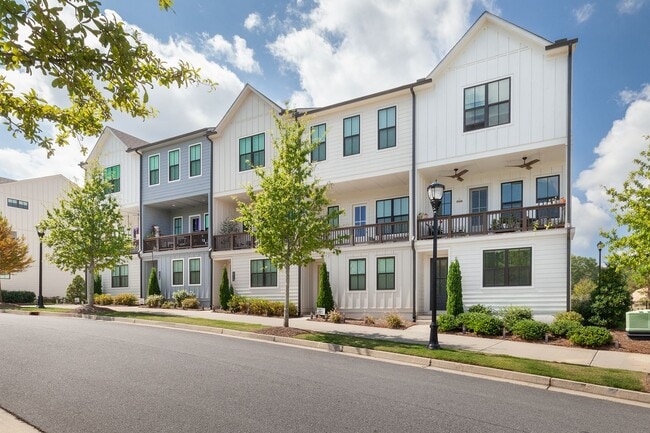 Building Photo - Stylish End-Unit Townhome Minutes From Gra...