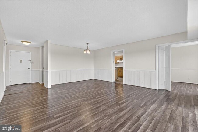 Building Photo - 307 Yoakum Pkwy