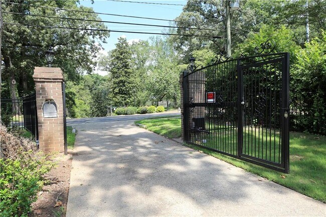 Building Photo - 957 Briarcliff Rd NE