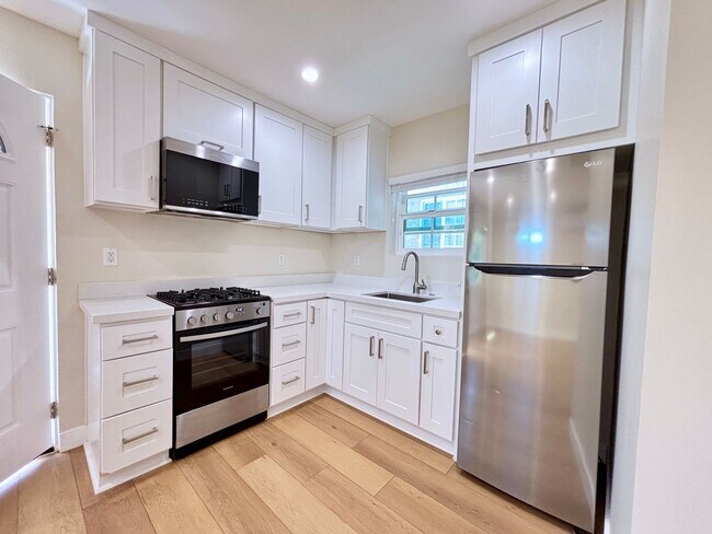 Building Photo - Private, Cozy, Backhouse Studio Located In...
