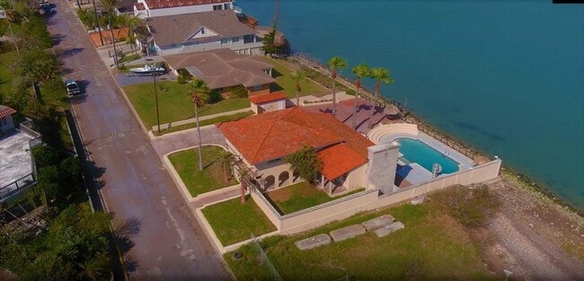 Primary Photo - 602 N Shore Dr E